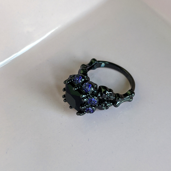 Skull and Crossbones Statement Ring Size 7 - Picture 5 of 11